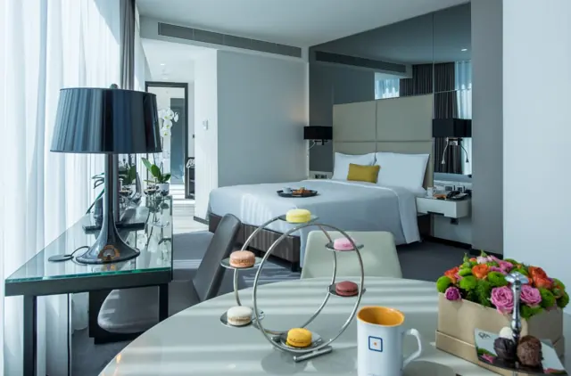 Suite avec plateau de pâtisseries, bouquet de fleurs et lit double