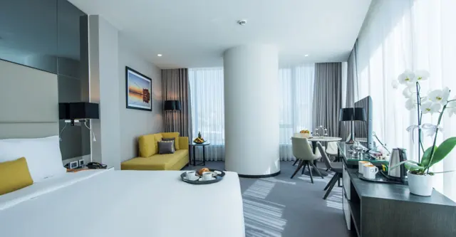 Suite avec lit double, salon et espace bureau