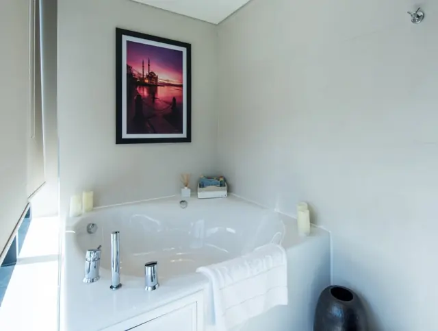 Salle de bains avec baignoire d’angle