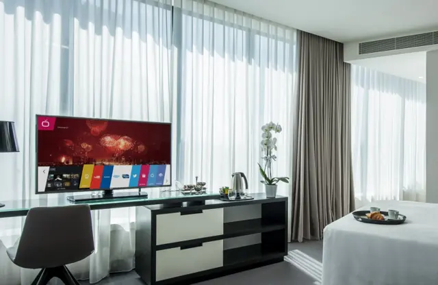 Espace bureau et télévision face aux baies vitrées