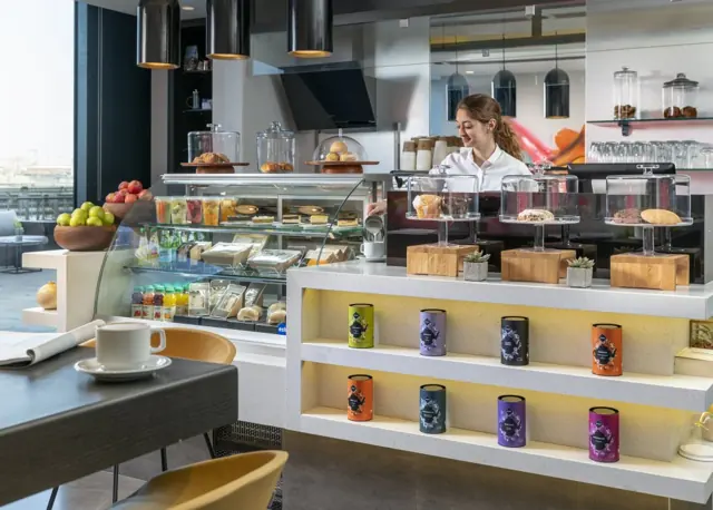 Comptoir du café avec pâtisseries et sélection de thés, hôtel Rotana Istanbul