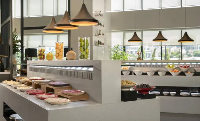 Buffet du petit-déjeuner sous des suspensions