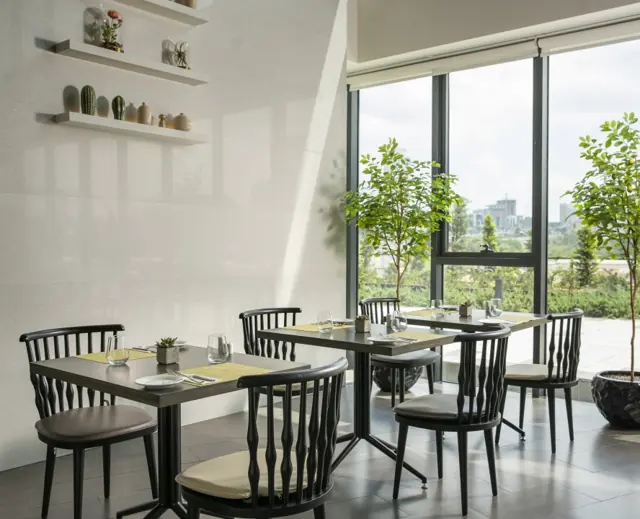 Salle de restaurant lumineuse avec tables et chaises en bois