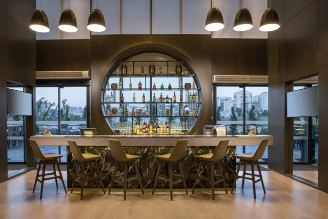 Bar avec comptoir et tabourets hauts