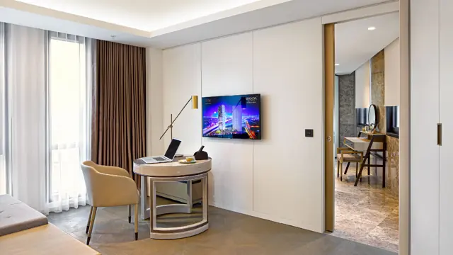 Espace bureau et télévision, avec accès à la salle de bains