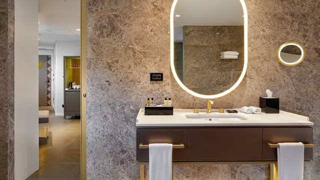 Vasque en marbre avec miroir ovale rétroéclairé