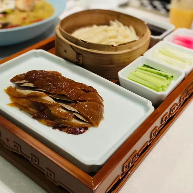 Canard laqué servi avec crêpes et légumes