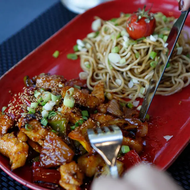Nouilles sautées et poulet caramélisé