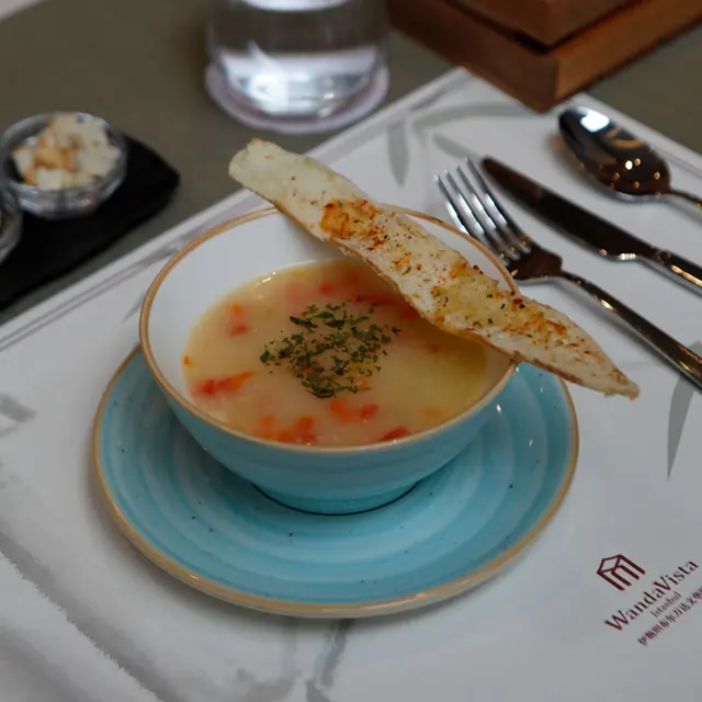 Soupe servie avec un gressin