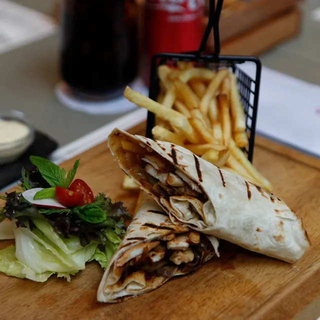 Wrap grillé servi avec des frites