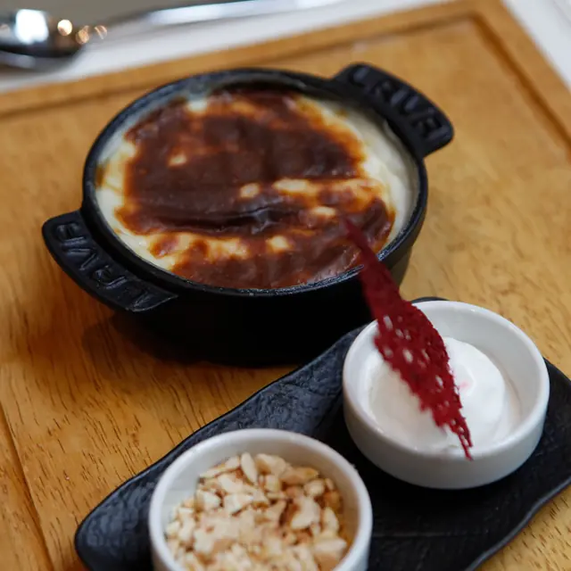 Dessert gratiné servi en cocotte