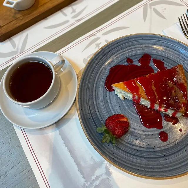 Cheesecake aux fruits rouges et tasse de thé