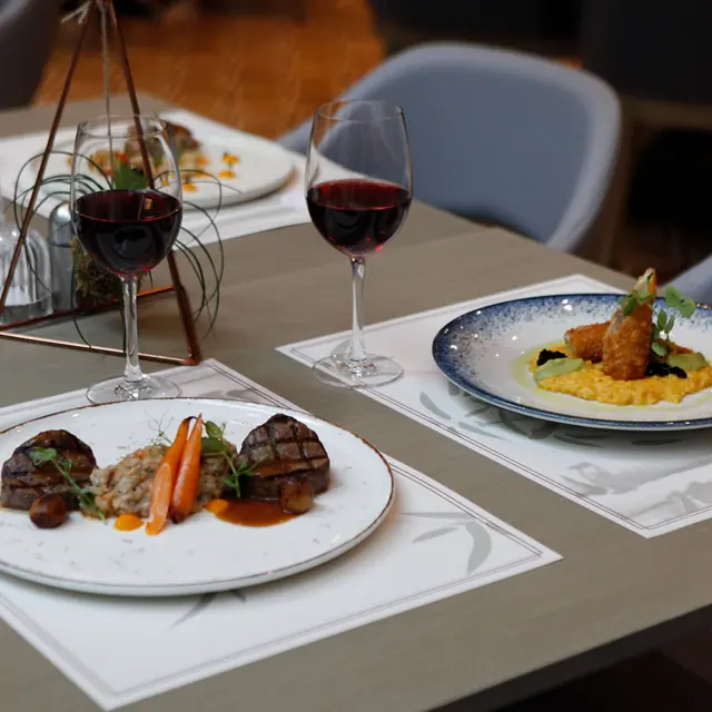 Table dressée pour deux avec plats de viande