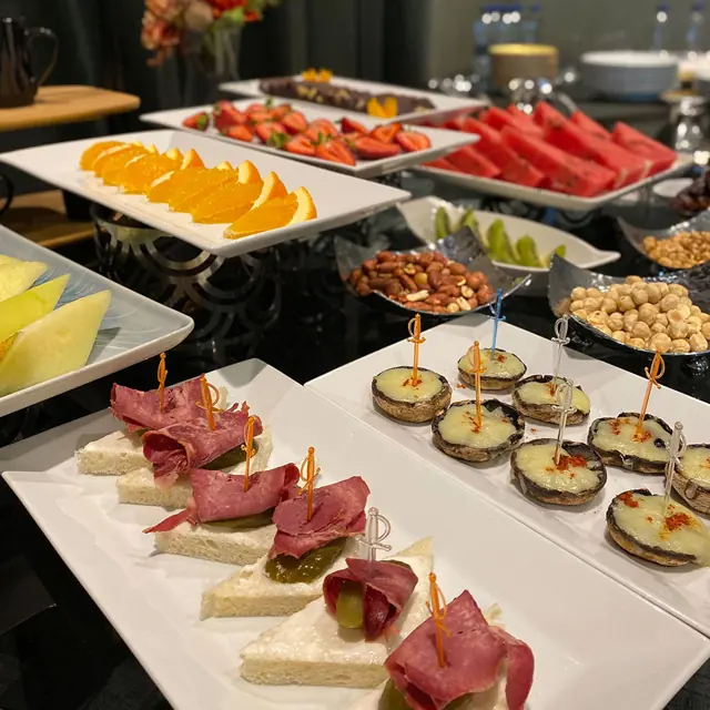 Buffet avec fruits frais et canapés