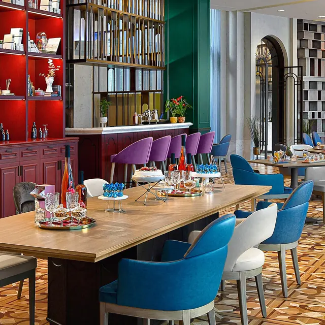 Salle de restaurant avec fauteuils colorés