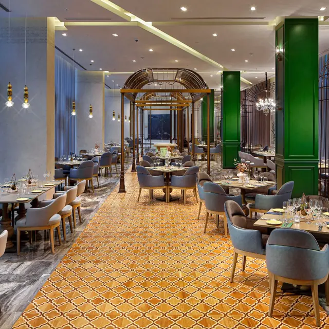 Grande salle de restaurant avec colonnes vertes